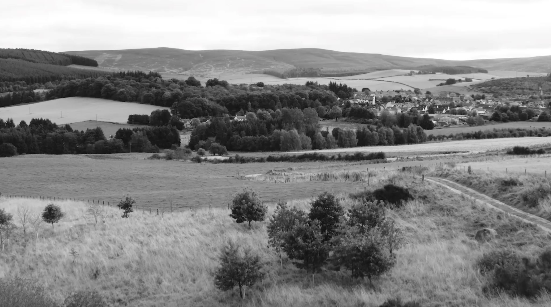Speyside-landskap i svartvitt